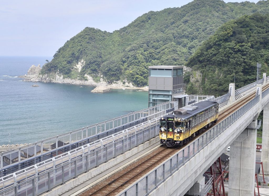 観光列車「うみやまむすび」（提供：兵庫県）