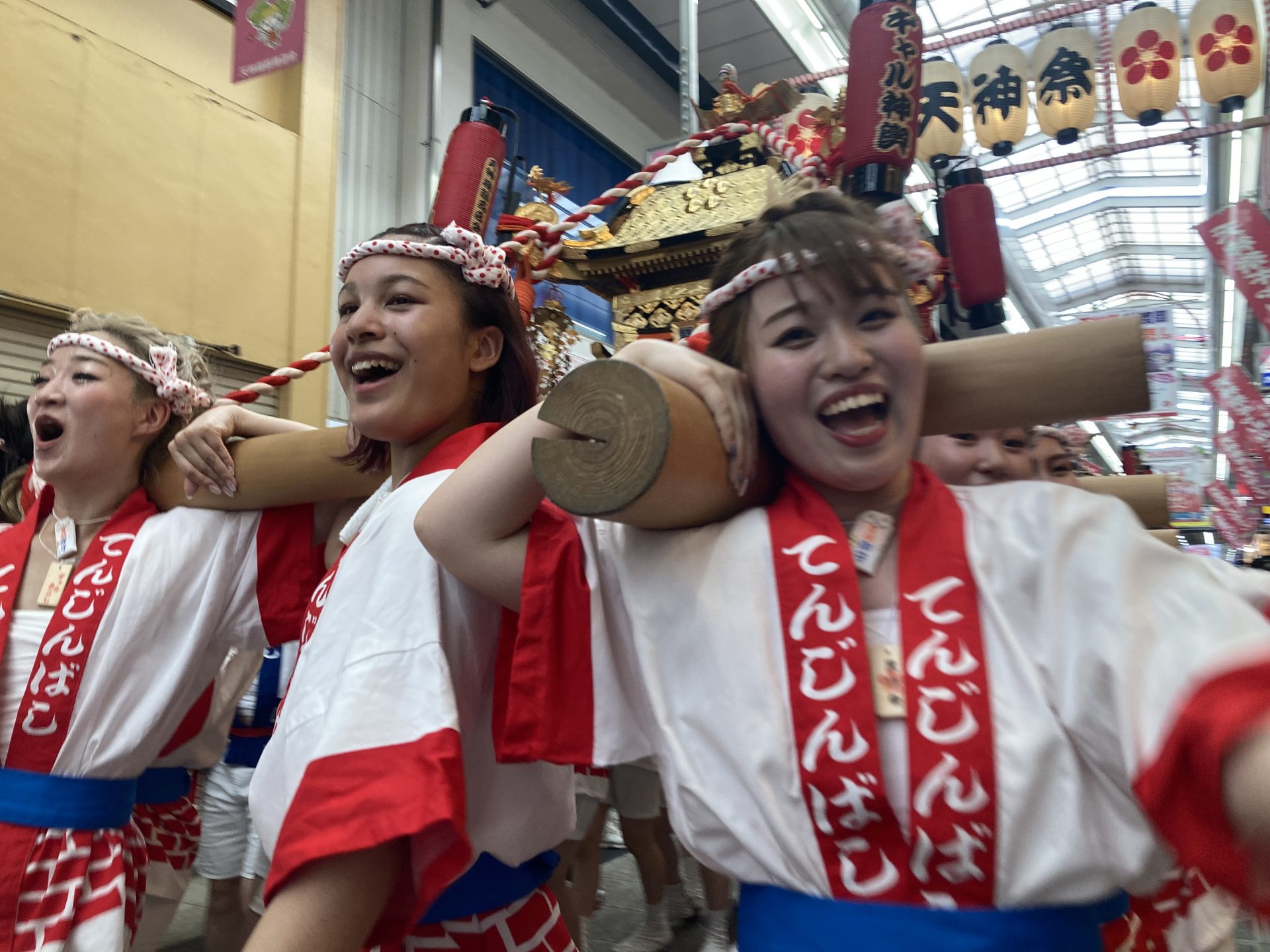 ウチらの夏、帰ってきたで！」天神祭ギャルみこし 4年ぶり復活 総勢80人、思いさまざま | ラジトピ ラジオ関西トピックス