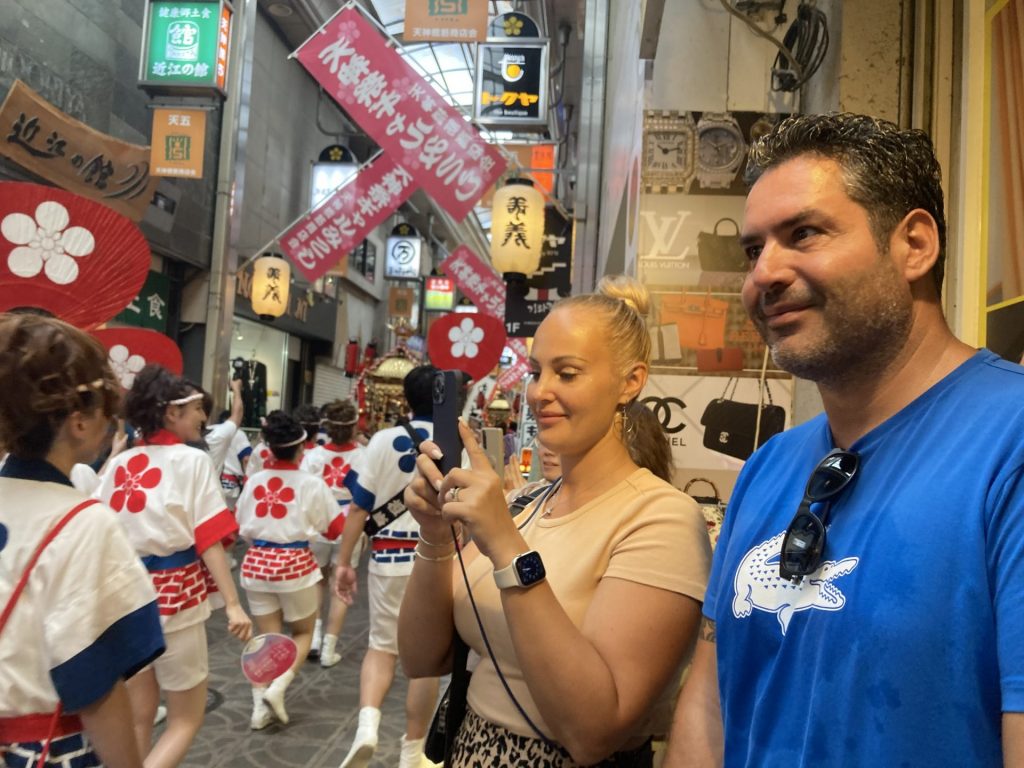 トルコから訪れた夫妻「初めて目にした日本の祭　女性のパワーに圧倒されました」