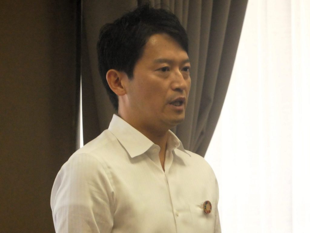 「スピード感をもって、かつ丁寧に」と、会議の冒頭で述べる斎藤知事（6日午前＝兵庫県庁）