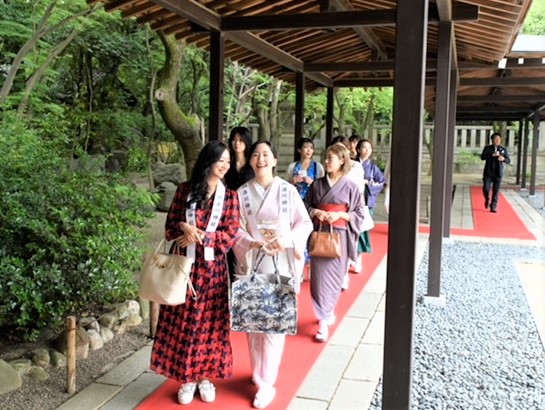 湊川神社に参拝した参加者