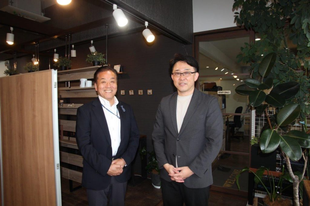 エイジングハウス株式会社（神戸市西区）の代表取締役、沖浦剛さん（写真右）とラジオ関西パーソナリティの三上公也氏