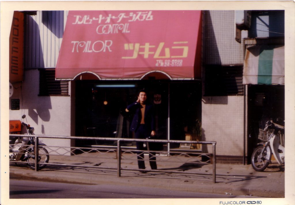 3代目社長　リニューアルしたJR奈良駅前店前で　1979年に撮影（写真提供：株式会社ラガゾット）