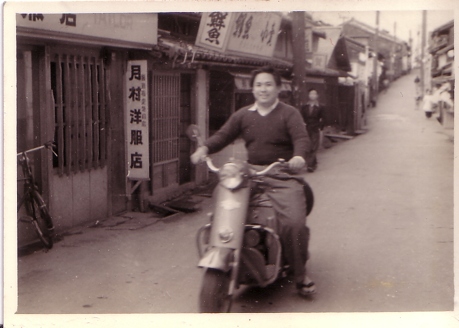 2代目社長　奈良町の月村洋服店前にて1952年頃（写真提供：株式会社ラガゾット）