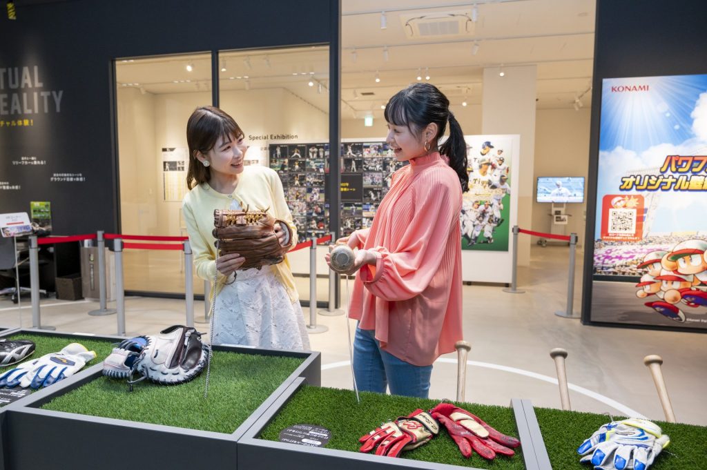 阪神タイガースの現役選手が使用したグローブやバットなどに触れる展示も（提供：甲子園歴史館）