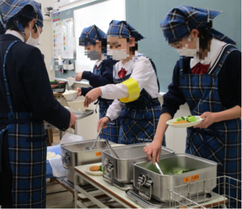 教室で生徒が配膳を行う（今年4月から全員給食を先行実施している北区の神戸市立義務教育学校八多学園）