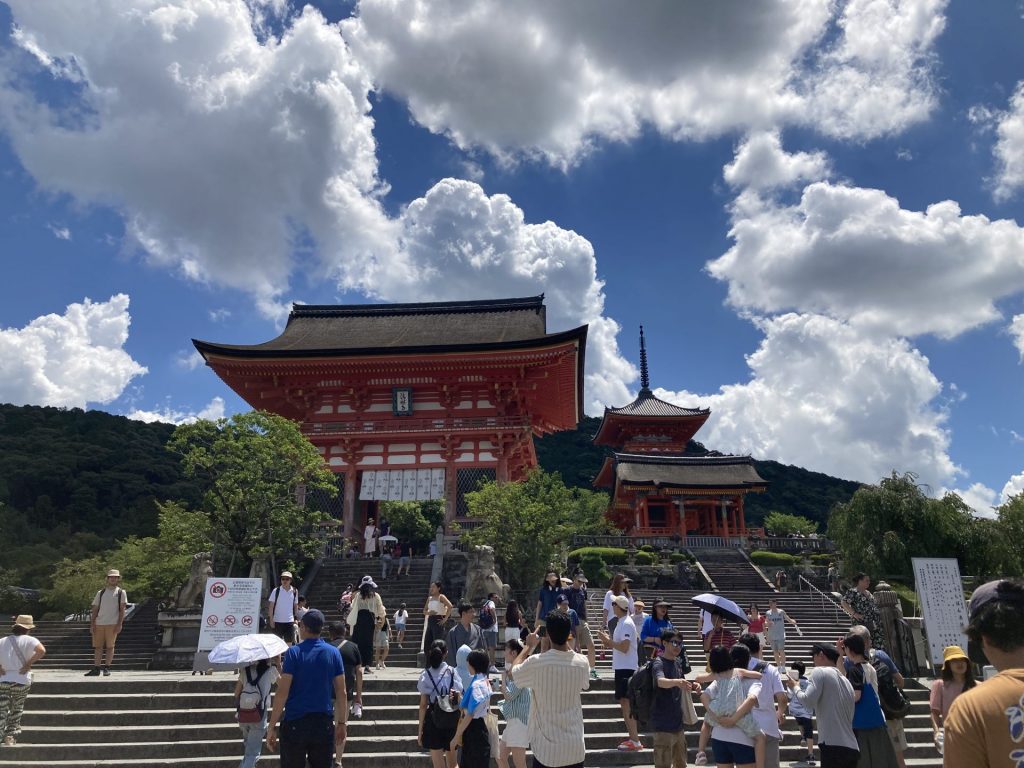 参拝客の多くをインバウンド（訪日外国人）が占める清水寺