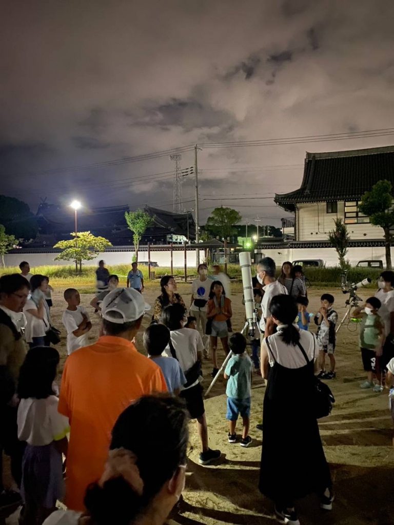 昔から変わらず光り続ける星を姫路科学館　学芸・普及担当　徳重哲哉さんと一緒に望遠鏡で