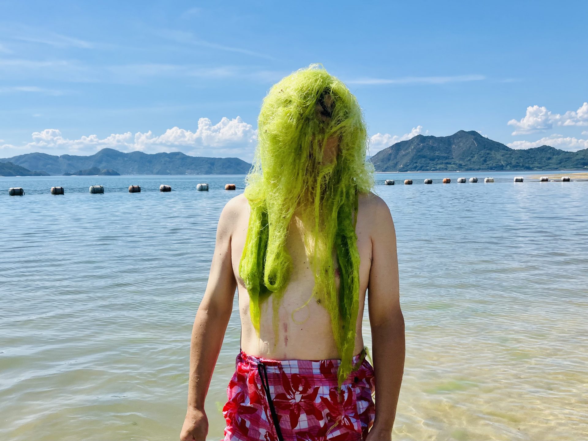 こわすぎ！ 海坊主、いや海貞子!? 大潮の日、海水浴場に現われたものと