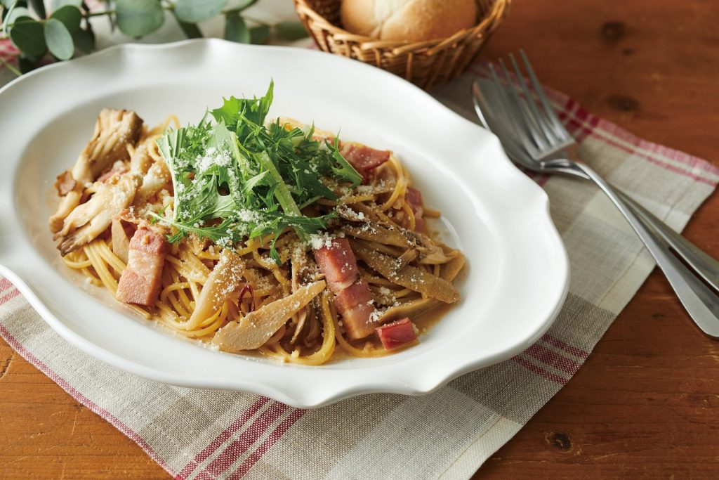 「厚切りベーコンとごぼうの白ごま醤油ソースパスタ（パン付き）」（紅茶付き1600円）