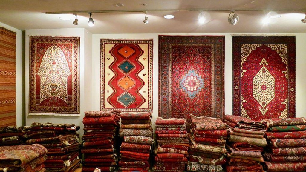 店内には多くのペルシャ絨毯が並ぶ