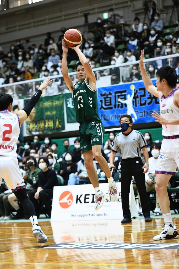 鮮やかに3ポイントシュートを決める道原紀晃選手（C）KOBE STORKS