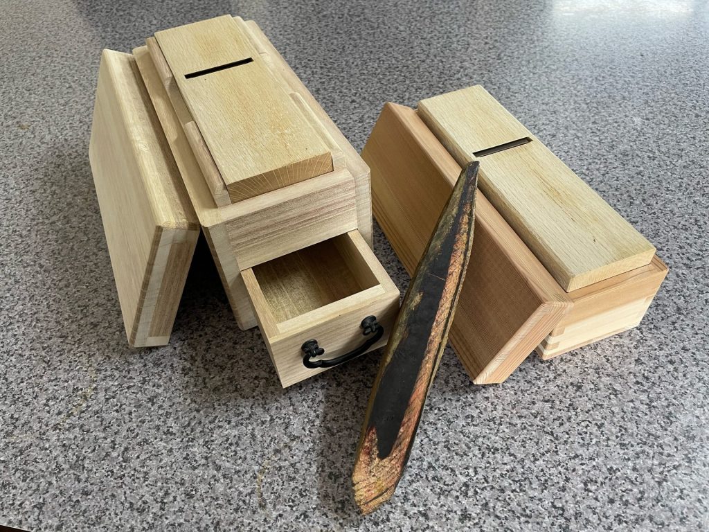 三木金物の削り器と指宿本枯鰹節（提供：兵庫県）