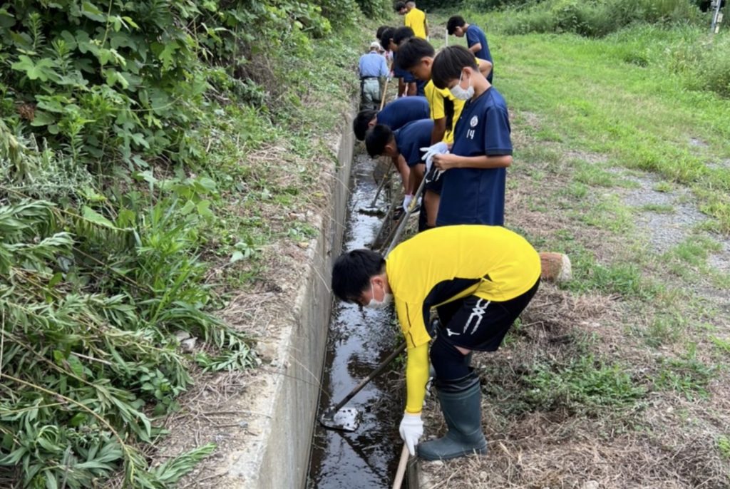 ホームグラウンド周辺、ため池の泥あげ（C）FC BASARA HYOGO