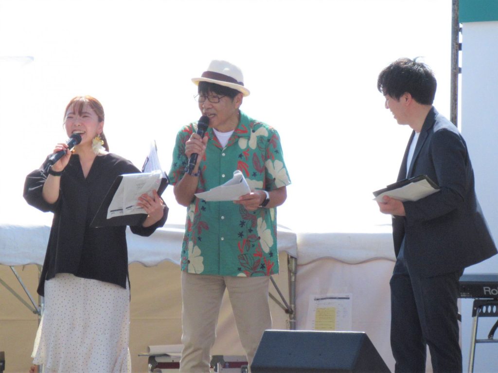 「パーソナリティ大集合」司会の原田伸郎さん（写真中央）、左：大西由梨さん、右：春名優輝アナウンサー（ラジオ関西）