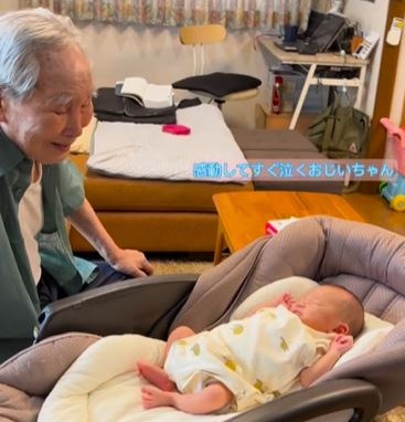 91歳のひいじいちゃん、生後7日目「ひ孫」との初対面に感涙
