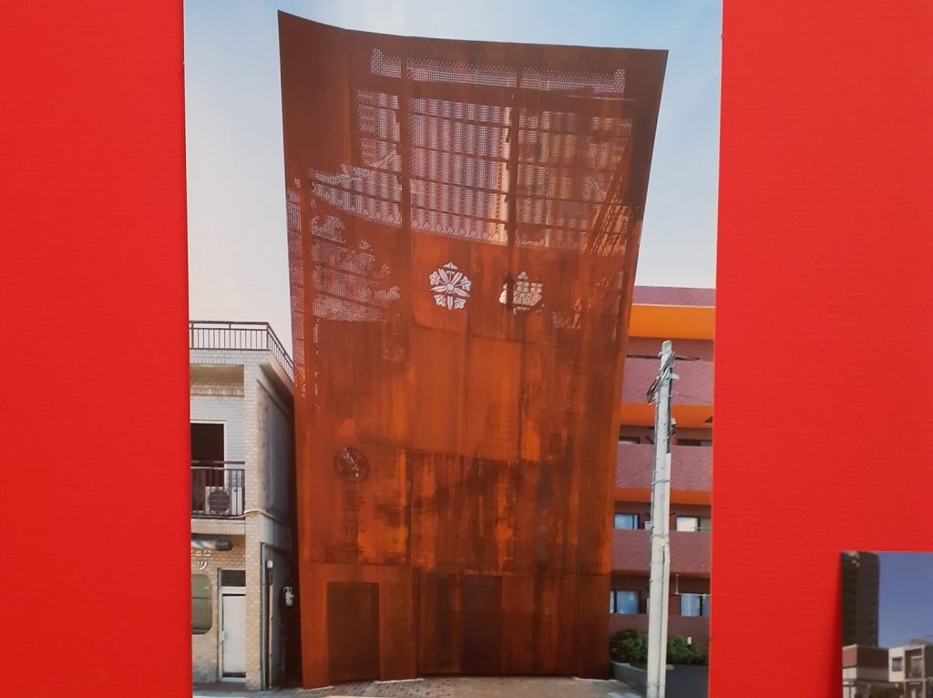 原寸大の建築の一部が「入るかな？ はみ出ちゃった。～宮本佳明 建築