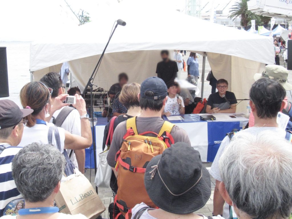 番組公開収録　ブース内右端：気象予報士の正木明さん、隣： チキンガーリックステージの前澤弘明