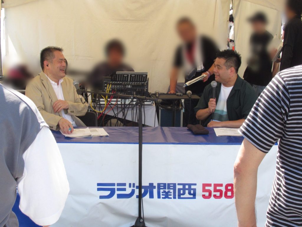 公開生放送　写真右：落語家の笑福亭鉄瓶さん、同左：林真一郎アナウンサー（ラジオ関西）