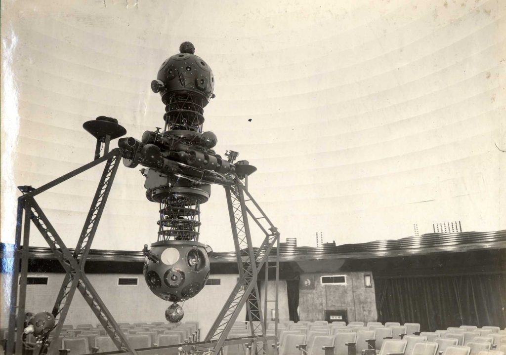大阪市立電気科学館の『カールツアイスⅡ型』プラネタリウム。1937（昭和12）年ごろ（大阪市立科学館提供）