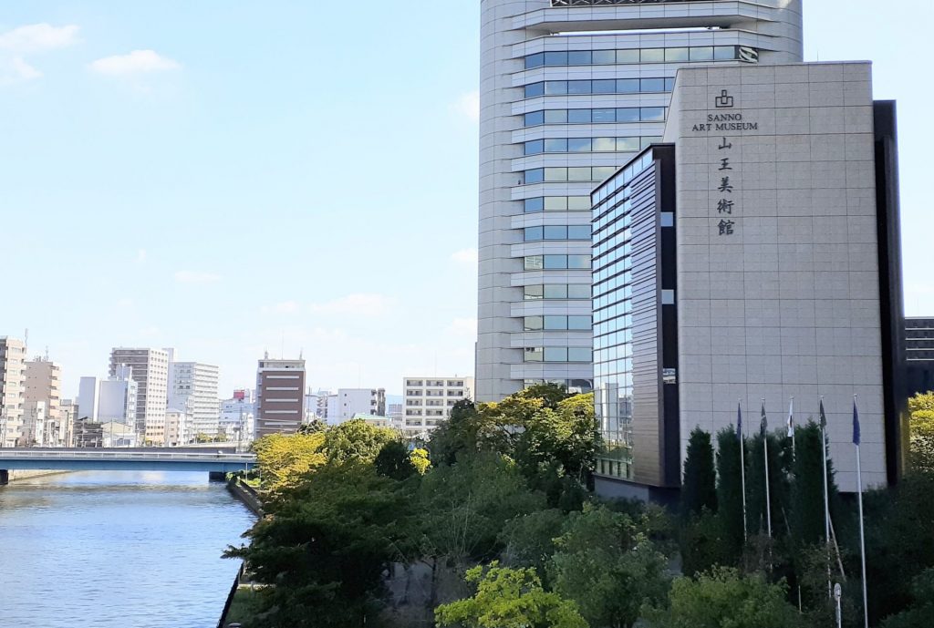 山王美術館（右側のビル）