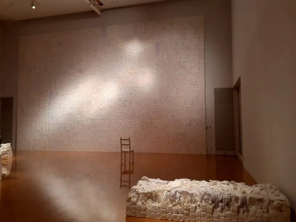 奥:「鼓動の庭」2012年 手前:「地の残像」2012年