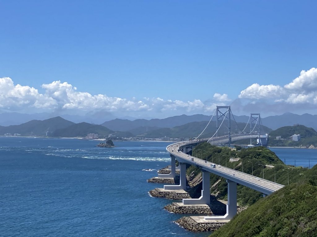 「道の駅うずしお ㏌ うずまちテラス」からの臨む鳴門海峡（画像提供：南あわじ市）