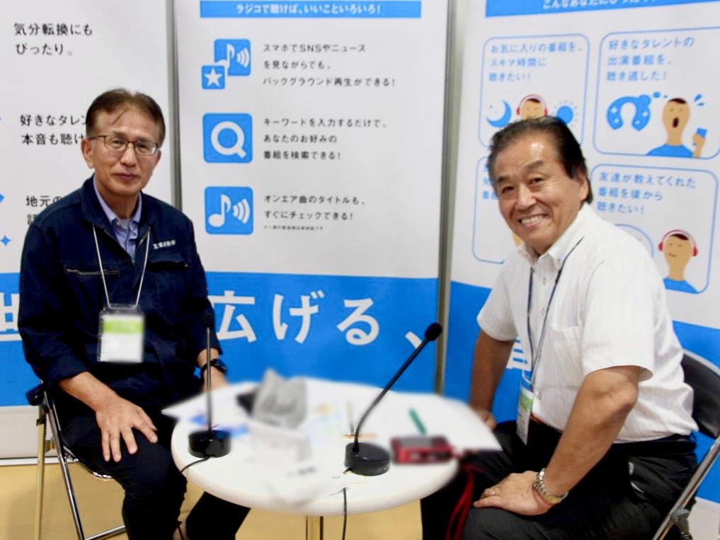 三栄産商株式会社の宮本政一さん（写真左）と、ラジオ関西パーソナリティの三上公也氏
