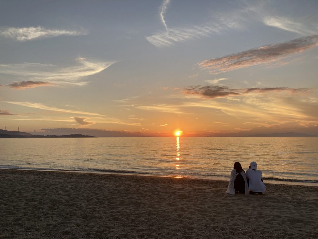 「日本の夕日百選」にも選ばれている慶野松原の夕日　秋が特段きれいと言われている（画像提供：南あわじ市）