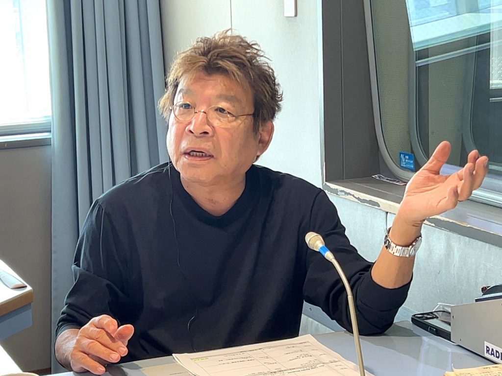 ラジオ番組で谷村新司さんの思い出を語るばんばひろふみさん