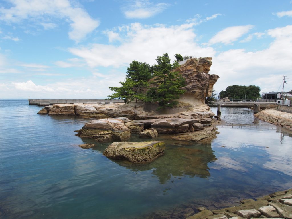 淡路市の岩屋港のすぐそばに浮かぶ日本遺産の絵島　「国生み神話」に登場する「おのころ島」の伝承地の一つとされる（画像提供：淡路市）