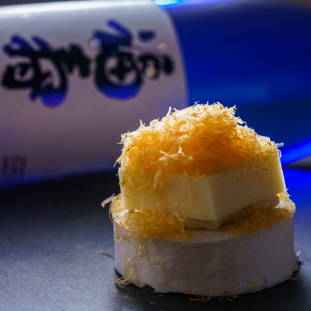 存在感たっぷりの厚切りモッツァレラ。神戸の日本酒『福寿 純米吟醸』の酒かすの香り、魚のすり身とクリームチーズのマリアージュ（提供：丸八蒲鉾）