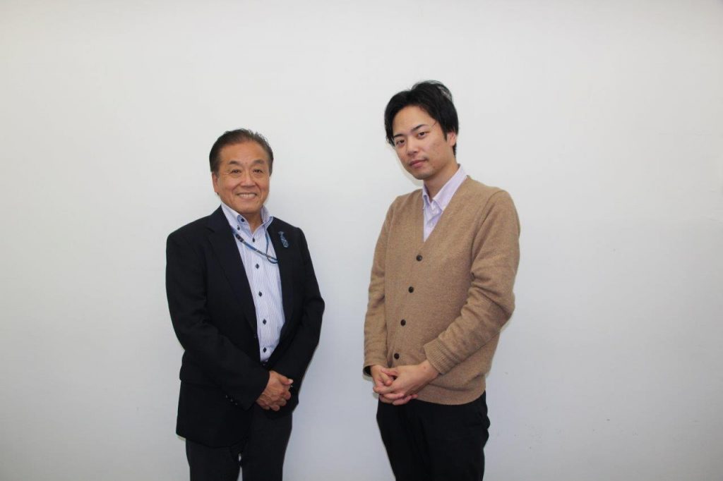 株式会社CiNKの取締役営業部長、石井達也さん（写真右）とラジオ関西パーソナリティの三上公也氏