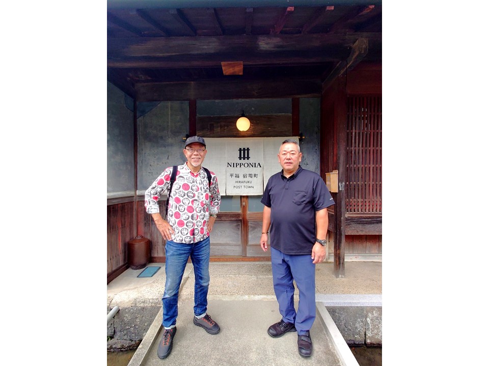 写真右：NIPPONIA平福宿場町　代表取締役　四方田康次さん、左：番組パーソナリティの谷五郎