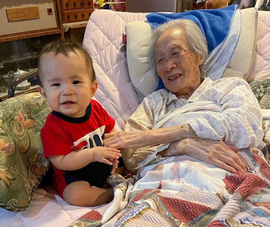 100歳の曾祖母、動かないはずの右手を伸ばし… 0歳のひ孫とはぐくむ関係