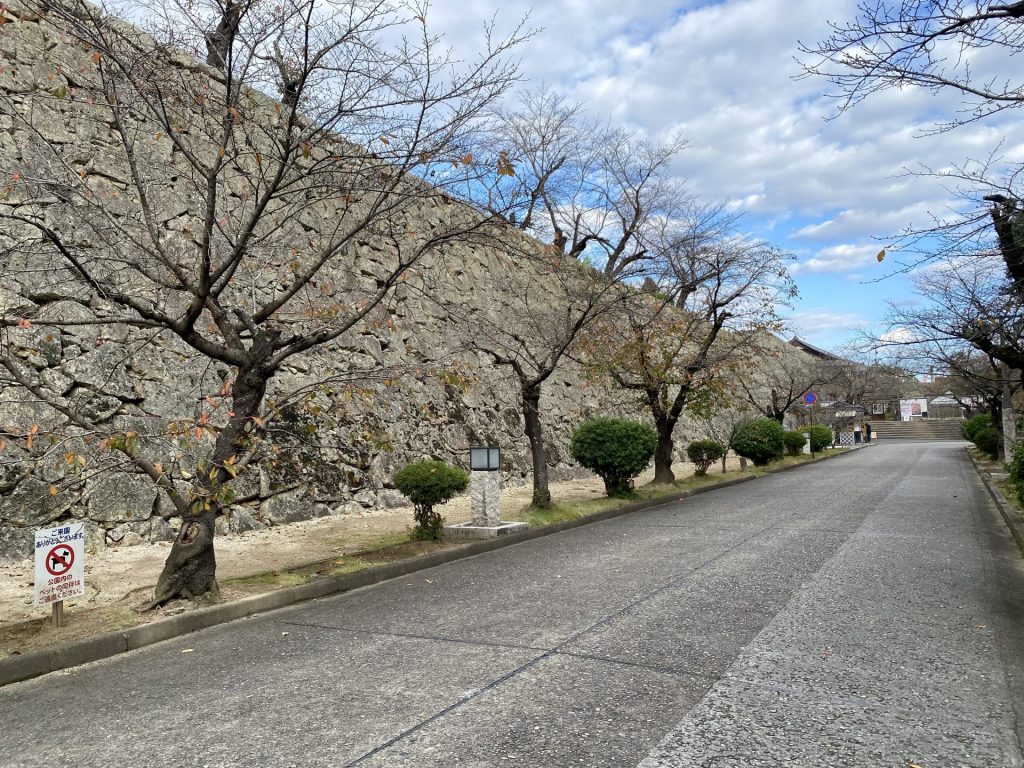 桜並木も印象的な「津山城」