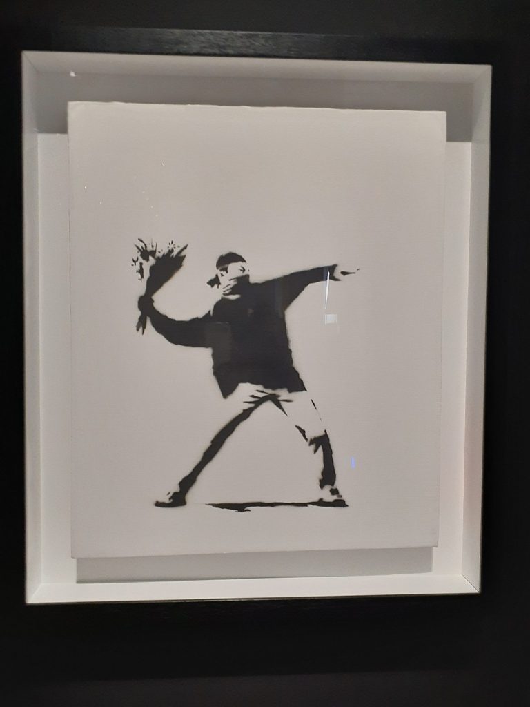 BANKSY（バンクシー）/　Love Is In The Air (b/w) （愛は空中に）2002年