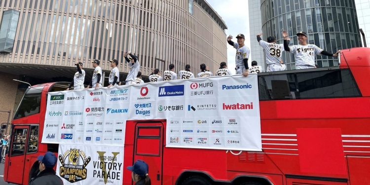 「阪神・オリックスVパレード」振り返り　45万人が祝った兵庫・神戸　ポーカーフェイスの選手も笑顔