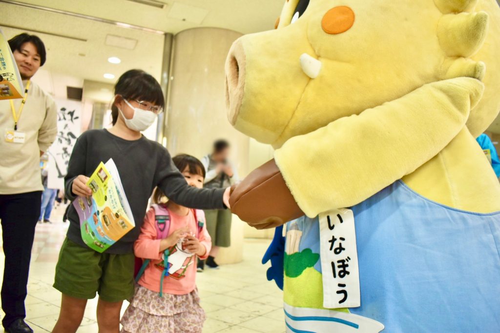 女の子と握手する猪名川町の「いなぼう」