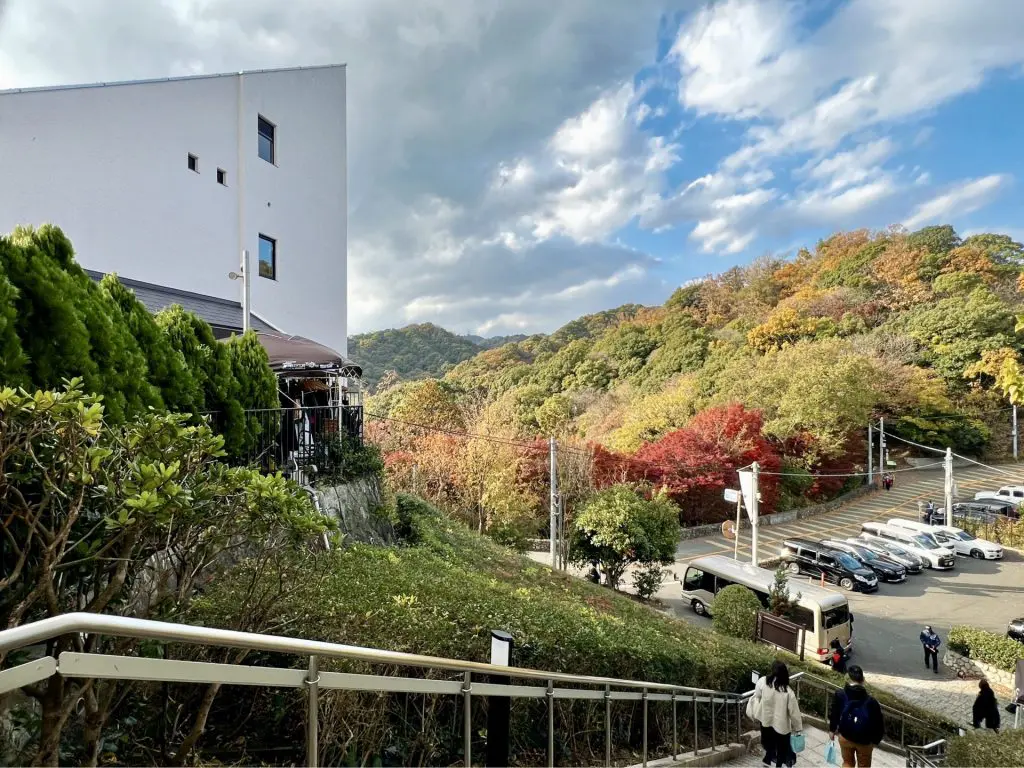 自然豊かな諏訪山公園内に立地 左手が「神戸北野テラス」