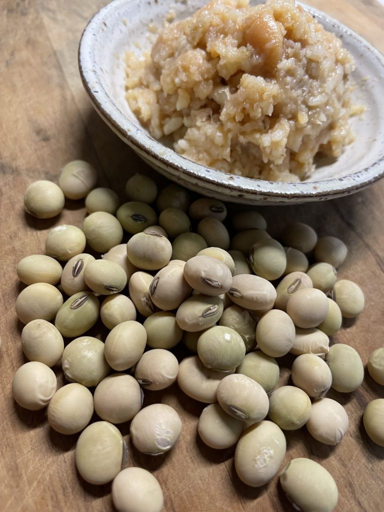1〜2月は収穫した大豆で味噌作り。（提供：有機農園ばんごんじんじい）