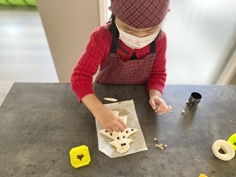 ツリーパンを作る様子（提供：パバローン保育園）