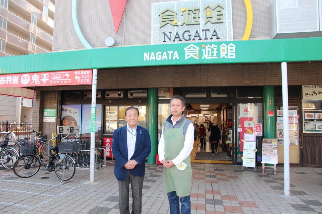 長田公設市場協同組合（神戸市長田区）の専務、堀上稔晃さん（写真右）とラジオ関西パーソナリティの三上公也氏