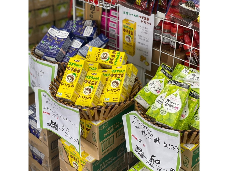 eco eat 神戸白川台店の店内　パック入りのドリンクやお菓子などさまざまな食品が並ぶ(画像：Instagramウラリエ/神戸@urarie83）
