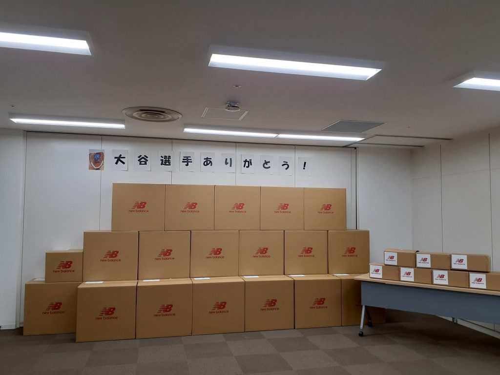 神戸市教育委員会に届いた「大谷選手からのグローブ」が収められた箱　