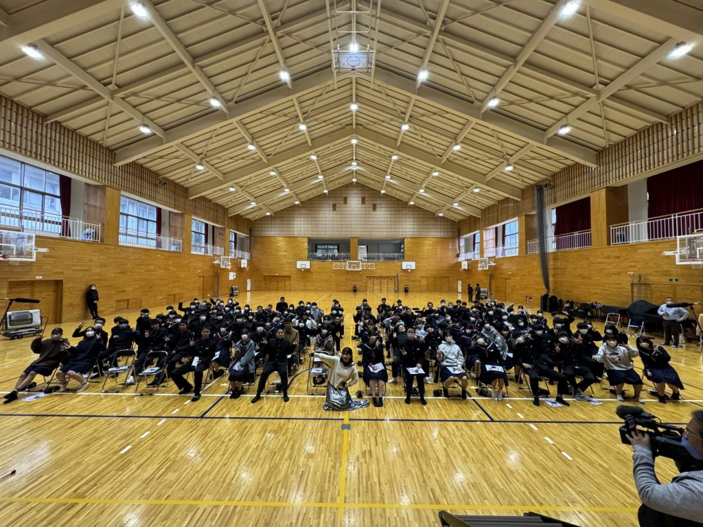 島根県大田市立第一中学校3年生と近藤夏子さん（中央）