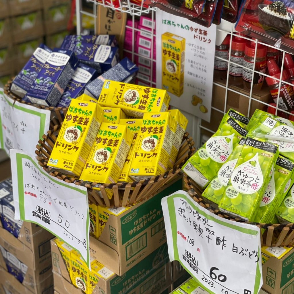パック入りのドリンクやお菓子など、さまざまな食品が並ぶecoeat 神戸白川台店(画像：Instagramウラリエ/神戸@urarie83）