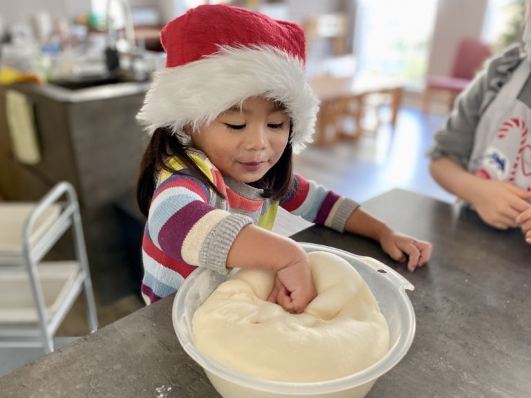 パン作りの様子　生地をこねる（提供：パバローン保育園）