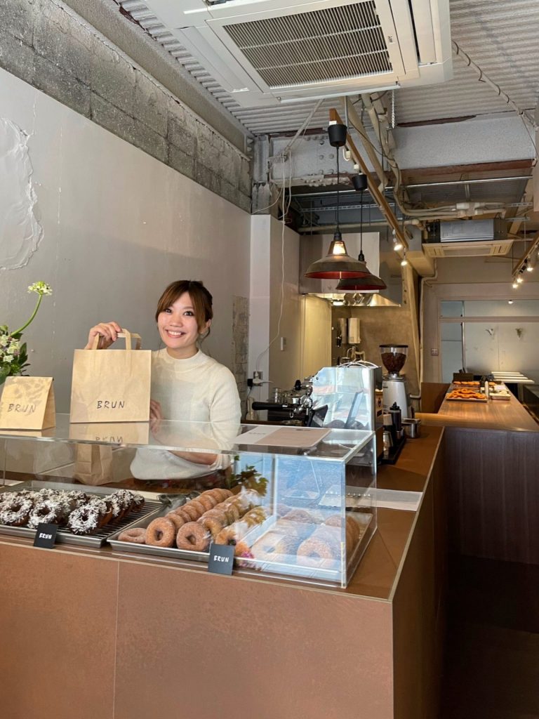 「BRUN-cafe & donuts」店主の荒田さん（画像：Instagramウラリエ/神戸@urarie83）