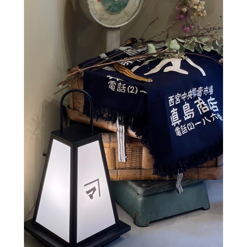 店内に飾られた「眞島商店」の前掛け（画像：Instagramウラリエ/神戸@urarie83）